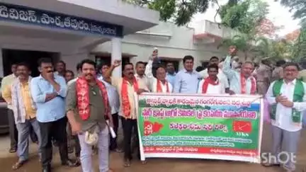 క్యాన్సర్ వ్యాధికి కారణమవుతున్న జంఝావతి వద్ద గల పురుగుల మందు కంపెనీని  మూసివేయాలని కోరుతూ కలెక్టర్ ఆఫీస్ వద్ద  నిరసన