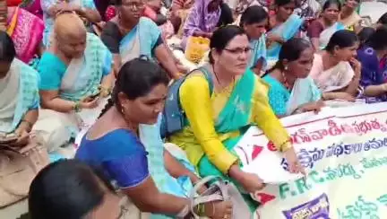 కర్నూలు: అంగన్వాడి వర్కర్స్ హెల్పర్స్ లను ప్రభుత్వ ఉద్యోగులుగా గుర్తించాలి: కర్నూలు కలెక్టరేట్ ఎదుట అంగన్వాడీల ధర్నా