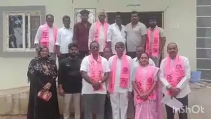 అశ్వారావుపేట: పారిశుద్ధ్య పనులను ప్రారంభించాలని అశ్వారావుపేట మున్సిపల్ కార్యాలయంలో వినతిపత్రం అందజేసిన BRS పార్టీ శ్రేణులు
