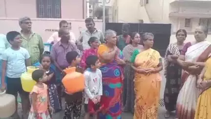 அம்பத்தூர்: முதல்வர் தொகுதியில் தண்ணீர் தட்டுப்பாடு - ஜி கே எம் காலனி மக்கள் காலி குடத்துடன் போராட்டம்