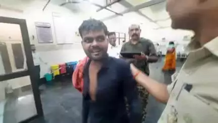 बिहार: महलपर में नशे में गिरे व्यक्ति को डायल 112 पुलिस ने इलाज के लिए मॉडल अस्पताल पहुंचाया