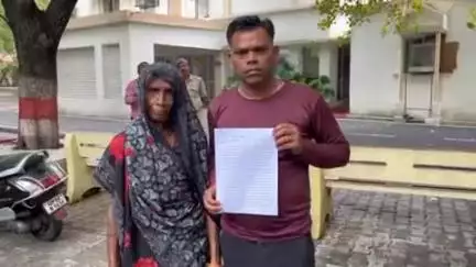 झांसी: खिरकपट्टी कुशवाहा मोहल्ला की मां ने बड़े बेटे और लड़कियों पर धोखे से जमीन अपने नाम कराने का आरोप लगाकर कमिश्नर से न्याय की गुहार लगाई