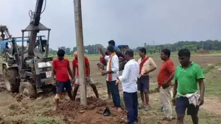 बरबीघा: रौशन कुमार की पहल पर बेनार मोड़ से तोयगढ़ तक 33000 केवी का पोल व तार लगाने का कार्य