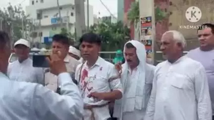 सोनीपत: शहर के गांधी चौक पर पार्षद संजय बड़वासनिया ने अनोखे ढंग से किया प्रदर्शन, कपड़ों पर खून डालकर खुद को रस्सी से बांधा