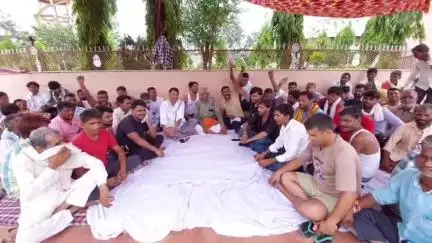 सिकराय: बसवा: ऑटो-यूनियन ने पुलिस पर लगाया दुर्व्यवहार और मारपीट का आरोप, रिक्शा चालक मेहंदीपुर बालाजी में पानी की टंकी पर चढ़े