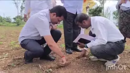कळंब: कोल्हेगाव शिवारात सोयाबीन बियाणे न उगवलेल्या शेतीची आ.कैलास पाटील यांनी अधिकाऱ्यांसह केली पाहणी