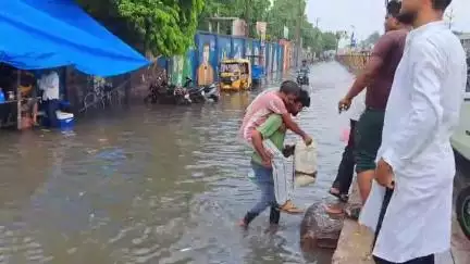 फिरोज़ाबाद: आधा घंटे की बारिस सें फ़िरोज़ाबाद स्मार्ट सिटी में बाढ़ जैसे हुये हालात, खुले मेन होल में एक महिला गिरी #jansamsya