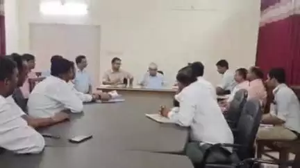 फिरोज़ाबाद: बिजली कटौती पर गरजे सदर विधायक मनीष असीजा, एमडी नितेश कुमार ने फिरोजाबाद में ली अफसरों की क्लास