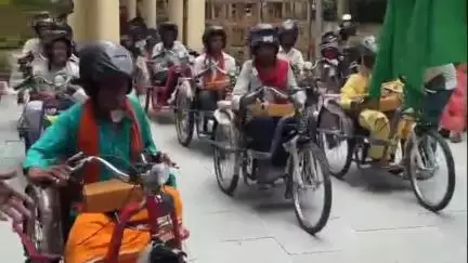 अरेराज: अरेराज के बुनियाद केंद्र पर 20 दिव्यांगजनों के बीच मोटर युक्त ट्राई साइकिल का वितरण किया गया