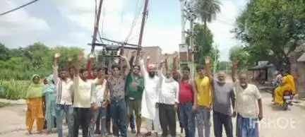 कैसरगंज: कैसरगंज के ग्राम वैरीमहेशपुर में ट्रांसफार्मर की क्षमता बढ़ाने की मांग को लेकर प्रदर्शन