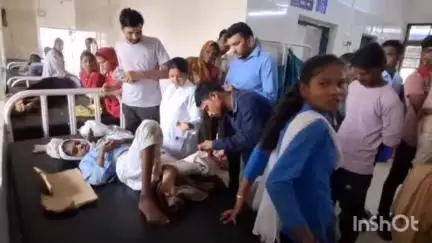 बटियागढ़: खड़ेरी मार्ग पर ऑटो रिक्शा पलटा, 2 छात्राओं समेत 5 घायल, बटियागढ अस्पताल में भर्ती