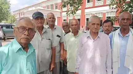 पेंशनर्स ने आठ में वेतन आयोग को पेंशन में जोड़ने के लिए सरकार से की अपील प्रधानमंत्री के नाम भेजा ज्ञापन