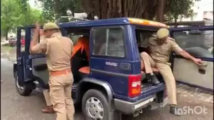 वाराणसी पुलिस ने 27 वर्षों से फरार 50 हजार के ईनामी अभियुक्त कल्लू सिंह उर्फ त्रिभुवन सिंह को किया गिरफ्तार