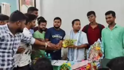 বালুরঘাট: আসন্ন নির্বাচনের আগে যুব তৃণমূলের জেলা সভাপতি হিসেবে পুনরায় দায়িত্ব পেলেন অম্বরিশ সরকার, বালুরঘাটে দেওয়া হল সংবর্ধনা