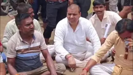 जौरा: जौरा विधायक पंकज उपाध्याय ने नेशनल हाईवे 552 पर जलभराव की समस्या के कारण गंदे पानी में बैठकर किया आंदोलन