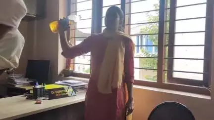 ഒറ്റപ്പാലം: കുളപ്പുള്ളി അൽ അമീൻ കോളേജിൽ പെട്രോൾ കുപ്പി കൈയിലേന്തി സസ്പെൻഷനിലായ വിദ്യാർത്ഥിനിയുടെ ആത്മഹത്യ ഭീഷണി