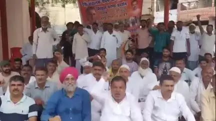 सहारनपुर: हकीकत नगर धरना स्थल पर डेयरी संचालकों ने 25 जून को होने वाले प्रदर्शन में गाय-भैंस के साथ निगम पहुंचने का आह्वान किया