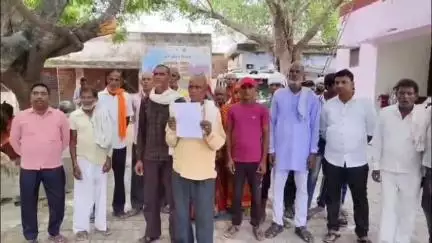 महाराजगंज: सलेथू में जल निकासी की समस्या को लेकर ग्रामीणों ने उप जिलाधिकारी से लगाई फरियाद #Jansamasya