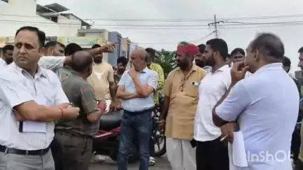 भीलवाड़ा: विधायक कोठारी और महापौर पाठक ने पटरी पार कॉलोनियों के हालात देखे, आमजन की पीड़ा सुनी और अधिकारियों को बुलाया