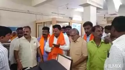 धर्माबाद: शेतकऱ्याचे विना विलंब विना शर्त पीक कर्ज मंजूर करण्यात यावे,मागणीचे उबाठा शिवसेनेचे विविध बँकेना निवेदन