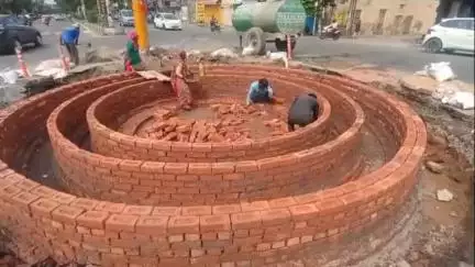 जगाधरी: निगम आयुक्त 15.65 लाख रुपए की लागत से बन रहे भगत सिंह चौक का निरीक्षण करने पहुंचे