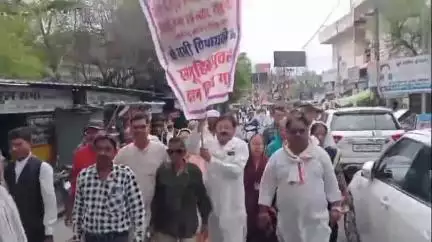 झांसी: कचहरी चौराहे के पास बुंदेलखंड निर्माण मोर्च ने मध्य प्रदेश के 36 विधायकों का फूंका पुतला