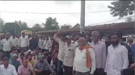 नरसिंहपुर: कृषि उपज मंडी में व्यापारियों ने की मूंग खरीदी की बन्द,मंडी में किसानों ने हंगामा कर बैठे धरने पर#jansamasya