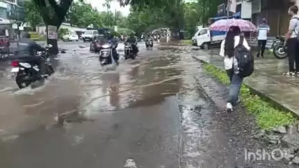 रोहा: रोहा अष्टमी येथील ब्लड बँक शेजारी असलेल्या नाल्यावर जाळी नसल्याने 3 जण गटारात पडून जखमी
