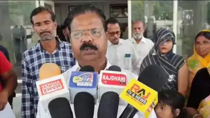 विदिशा । जत्रापुर में सफाई कर्मचारियों के परिवारों में घुस रहे हैं सांप और बिच्छू अतिक्रमण नहीं हटाया केवल आश्वासन देते हैं पर कार्यवाही नहीं करते — सुभाष बोहत