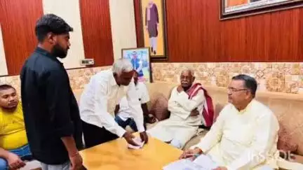 डिबाई: विधायक सीपी सिंह ने अपने कैंप कार्यालय में जनता की सुनी समस्याएं, अधिकारियों को दिए आवश्यक दिशा निर्देश