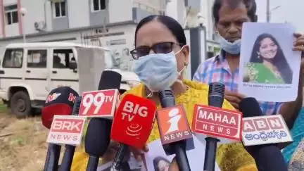 12 పెళ్లిళ్లు చేసుకున్న నిత్య పెళ్లికూతురుపై అమలాపురంలో ఎస్పీ కృష్ణారావుకు బాధితులు ఫిర్యాదు
