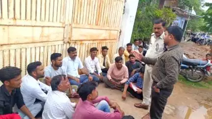 पिछोर विद्युत विभाग DGM ऑफिस का विद्युत उपभोक्ताओं ने की सांकेतिक तालाबंदी JE ने आकर सुनी समस्या निराकरण का किया बादा
