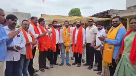 हिंगोली: शिवसेना कार्यालय परिसरात शिंदे गट प्रसिद्धी प्रमुख पदी महेंद्र पुरी यांची आमदार संतोष बांगर  यांच्या हस्ते निवड