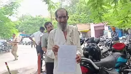 एटा: कस्बा मारहरा के मो. कंबोह निवासी पीड़ित वृद्ध के साथ पुत्रवधू ने की मारपीट, शिकायत लेकर पहुंचे एसएसपी कार्यालय