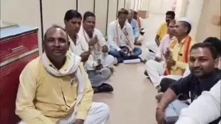 पुर्णा: सौर कृषी पंप मिळत नसल्याने क्रांतिकारी शेतकरी संघटनेने केले महावितरण कार्यालयात भजन आंदोलन