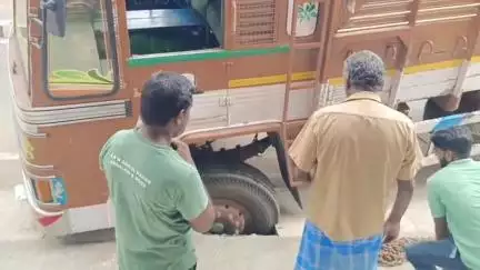 காரைக்குடி: கோவிலூர் சாலையில் மழைநீர் கால்வாய் சிலாப் உடைந்து சிக்கிய லாரியால் பரபரப்பு