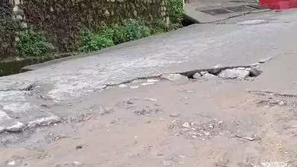 धर्मशाला: खड़ा डंडा रोड की खस्ताहाल से स्थानीय लोगों सहित पर्यटन कारोबारी हो रहे बहुत परेशान,रोड के बीच पड़ी है दरारें #jansamasya