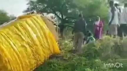 भूम: तांबेवाडी चौकाजवळ भुमकडे जाणाऱ्या रोडवर पिकअप पलटी होवुन अपघात, एकाचा मृत्यू तर 6 ते 7 जण जखमी
