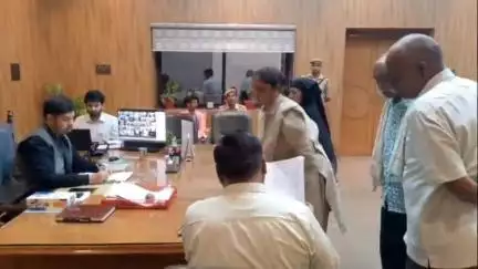 हरदोई: कलेक्ट्रेट कार्यालय में जिलाधिकारी ने की जनसुनवाई, शिकायतों के गुणवत्तापूर्ण निस्तारण के दिए निर्देश