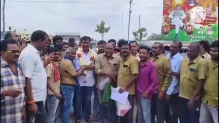 చెన్నూరు: ఆటో యూనియన్ కార్మికుల సమస్యలు పరిష్కరించినందుకు కృషి చేస్తానన్న యూనియన్ గౌరవ అధ్యక్షులు
