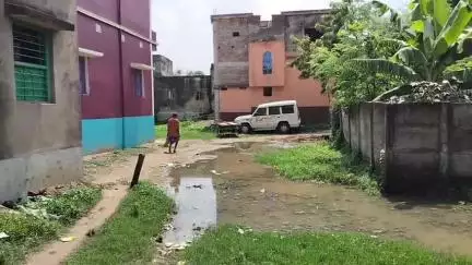মঙ্গলকোট: মঙ্গলকোটের পীড়তলা বাসস্ট্যান্ড সংলগ্ন এলাকায় একটু ভারী বৃষ্টিতেই জল জমছে বসতি এলাকায়, সমস্যায় এলাকাবাসী #jansamasya