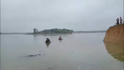 मोठ: ग्राम सौजना के नज़दीक बेतवा नदी में फंसे 5 मजदूरों को रेस्क्यू कर निकाला गया बाहर