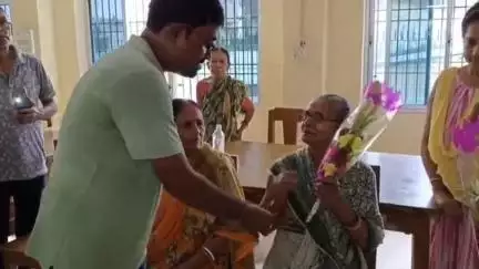 ইংরেজবাজার: মিশন রোড সংলগ্ন এলাকায় আশ্রয়হীনদের আবাসস্থল 'অনুভব'-এর আবাসিকদের শুভেচ্ছা ও উপহার প্রদান করলেন যুব তৃণমূলের জেলা সভাপতি