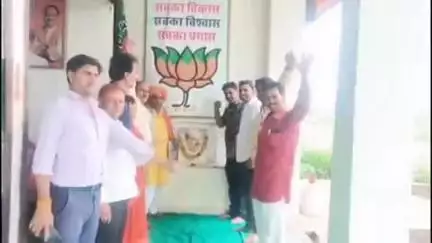 मनोहरथाना: विधायक कार्यालय मनोहर थाना में मनाया गया डॉ. श्यामा प्रसाद मुखर्जी का बलिदान दिवस, किया गया पौधारोपण