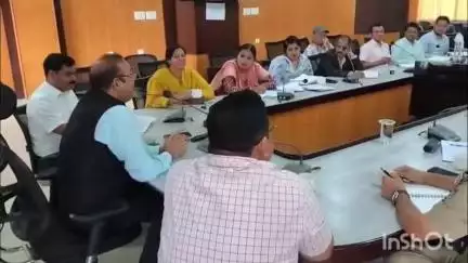अल्मोड़ा: त्रिस्तरीय पंचायत चुनाव की तैयारियों को लेकर जिलाधिकारी ने कलेक्ट्रेट सभागार में की समीक्षा बैठक