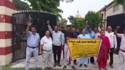 हरिद्वार: गुरुकुल आयुर्वेद कॉलेज में चतुर्थ श्रेणी कर्मचारियों ने गेट पर किया प्रदर्शन, मांग पूरी न होने पर तालाबंदी की दी चेतावनी