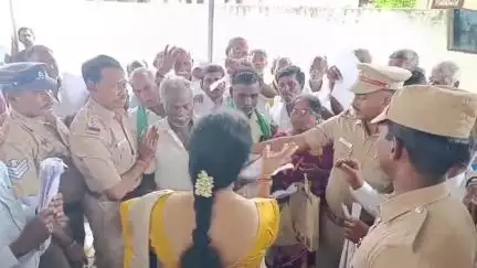 காஞ்சிபுரம்: 120 நாட்கள் ஆகியும் பணம் செலுத்தாததால் ஆட்சியர் வளாகத்தில், கலெக்டரை முற்றுகையிட்டு சரமாரி கேள்விகள் கேட்ட விவசாயிகள்