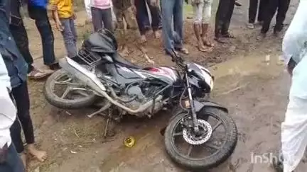 मड़ावरा: मडावरा में अर्हन फैशन शोरूम के पास बोलेरो कार ने बाइक को टक्कर मारकर आधा किलोमीटर तक घसीटा, 3 लोग हुए घायल