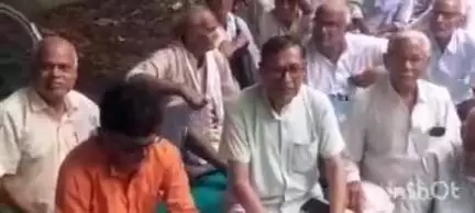 बलिया: कलेक्ट्रेट में ऑल इंडिया स्टेट पेंशनर्स एसोसिएशन के सदस्यों ने किया धरना-प्रदर्शन