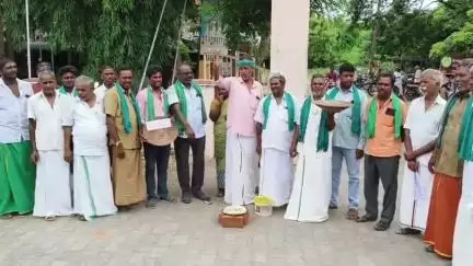 ஆரணி: தோசை சுடும் ஆர்ப்பாட்டம் - வட்டாட்சியர் அலுவலகம் முன்பு கட்சி சார்பற்ற தமிழக விவசாய சங்கத்தினர் நூதன முறையில் ஈடுபட்டனர்